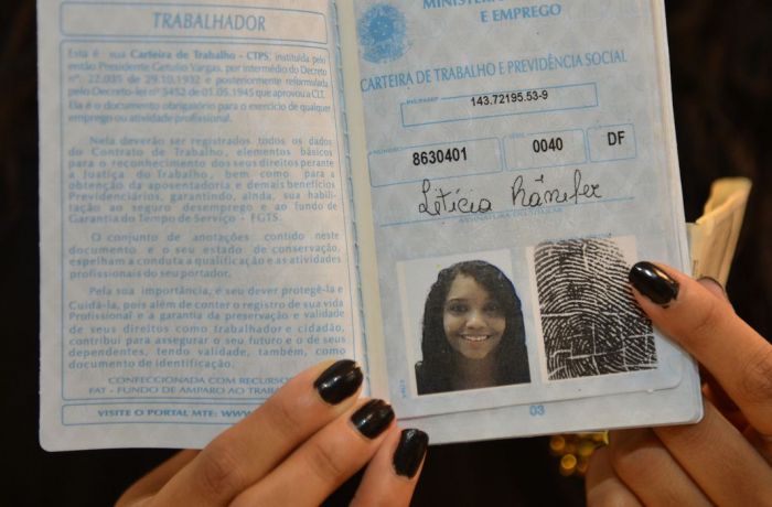 Trabalhadores que tiveram salário reduzido e intermitentes começam a receber R$ 600