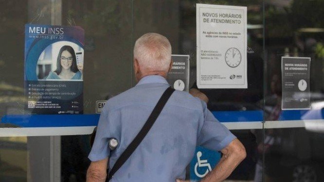 STJ: aposentado que trabalha não pode abrir mão do benefício por outro de maior valor