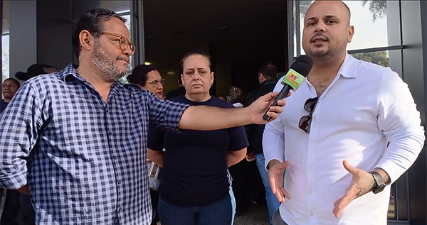 Trabalhadores da Gstaff paralisam atividades por falta de pagamento e protestam em frente à Prefeitura de Rio Preto