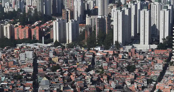 Mais da metade dos domicílios no Brasil está abaixo da linha da pobreza, diz estudo