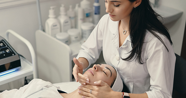 SETH conquista reajuste salarial, assistência telemedicina e plano odontológico para empregados em estética e cosmetologia